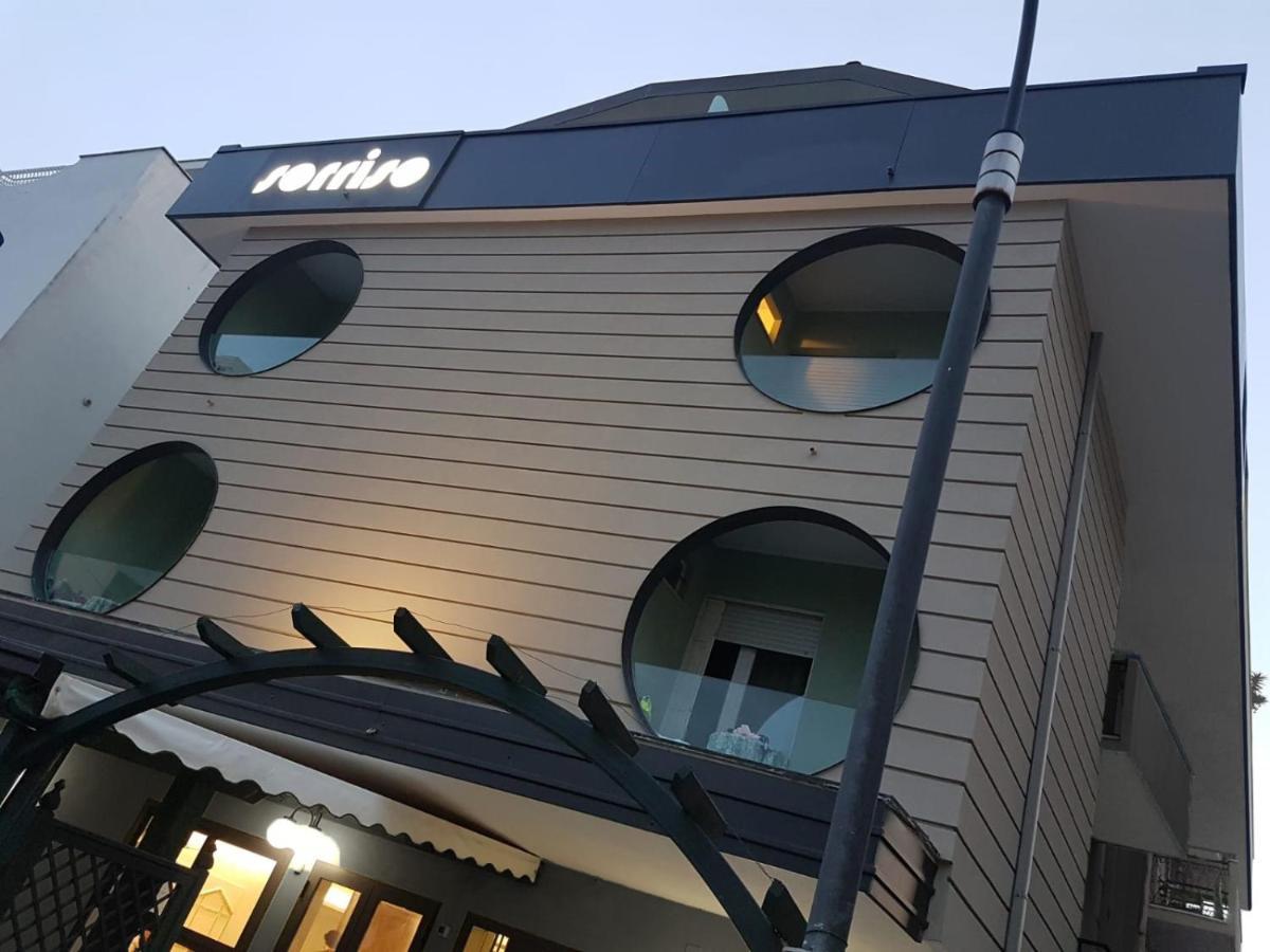 Hotel Sorriso - Molto Piu Di Una Stella Riccione Eksteriør billede